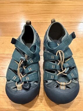 Keen Newport H2 sandals size 1.